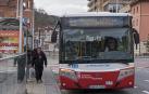 Un servicio de Tierra Estella Bus, este martes en la parada próxima a la estación de autobuses de Estella.