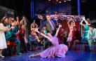 El elenco del musical 'West Side Story' durante la escena de 'El baile del gimnasio', en la que la pareja protagonista se conoce.