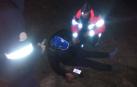 Los bomberos auxilian a un peregrino que se encontraba exhausto y deshidratado