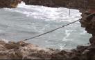 Video: Parte del muro del muelle de Zarautz se viene abajo, dejando un enorme agujero
