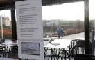 Un cartel anuncia de la cuarentena voluntaria de los propietarios.