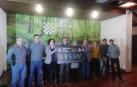 Agentes participantes en la campaña de compromisos 'Arras Baztan' flanquean al alcalde, Joseba Otondo, en la presentación de este miércoles.