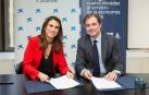 Firma del convenio entre Isabel Moreno, directora territorial de CaixaBank, y Pablo Cámara, director general de Sonagar
