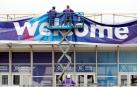 Dos trabajadores en la Fira de Barcelona donde se ultiman los preparativos para el Congreso Mundial de Móviles (MWC) de Barcelona, este miércoles.