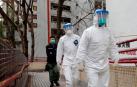 Trabajadores de emergencias en la evacuación de un edificio por dos casos de coronavirus