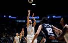 El base del Real Madrid Sergio Llull lanza a canasta durante el partido de cuartos de final de la Copa del Rey de baloncesto.