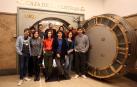 Los ganadores de todas la ediciones ayer en el Instituto Cervantes. Detrás, de izda. a dcha., David Aguilar, Txus Domínguez, Vicente Vázquez, Uxue Arrieta y Velasco Brocas; delante, Jorge Tur, María Cañas, Xiana do Teixeiro, Maddie Barber, Francina Verdes y Aitor Gametxo.