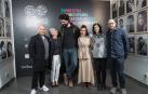 De izquierda a derecha: Luis Alegre; Benedicta Sánchez; Óliver Laxe; Emma Karina Sánchez, hija de Benedicta; Merche Añón, edil de Cultura; y Julio Mazariko, presidente del Cineclub Muskaria.