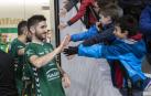 El capitán Roberto Martil, que saluda a los jóvenes aficionados, vivirá este viernes su primer partido tras anunciarse que continuará en el Xota tres temporadas más.