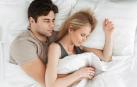 Una pareja durmiendo en la cama.