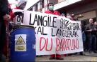 Miles de personas protestan contra la gestión de la crisis en el vertedero de Zaldibar
