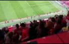 La afición rojilla celebra el triunfo en San Mamés