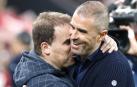 El entrenador de Osasuna, Jagoba Arrasate, saluda a su homólogo en el Athletic, Gaizka Garitano.