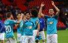 Los jugadores de Osasuna miran a lo alto donde la afición osasunista disfrutaba con el importante triunfo del equipo navarro.