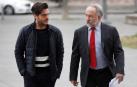 El expresidente de la Fundación Osasuna, Diego Maquírriain, conversa con su abogado a su llegada, el lunes, al Palacio de Justicia de Navarra.