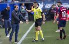 Jagoba Arrasate, entrenador de Osasuna, protesta una decisión de Sánchez Martínez.