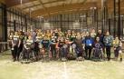 Foto de familia de los participantes en el torneo adaptado y los jugadores de pádel en silla de ruedas, junto a los monitores.