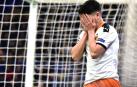 Carlos Soler se lamenta tras fallar una ocasión en el partido contra el Atalanta.