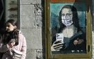 El artista Tvboy retrata en Barcelona a la Gioconda con mascarilla y móvil