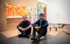 Dos artistas frente a las máquinas