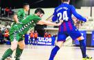 El cierre de Irurtzun y capitán de Osasuna Magna, Roberto Martil, trata de frenar a Pedro Toro, del Levante.