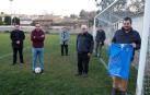De izda. a dcha., posan en el campo de fútbol El Viñedo de Liédena: Ricardo Murillo Delfa (alcalde), Ignacio Oyaga Villanueva (actual capitán del Aurrera y directivo), Miguel Ángel Petrizan Iriarte (autor del libro del centenario), José Miguel Leoz Iroz (exjugador), Eduardo Leoz Laquidáin (secretario de la junta) y Álvaro Leoz Laquidáin (presidente).