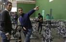 Miguel Induráin, junto con Melcior Mauri, este jueves por la tarde en el frontón de Larraina antes de la master class de spinning.