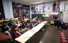 Oihane Aldabe Lazkoz dirige un ensayo de la fanfarre de la escuela de música Orreaga. Las clases en Garralda tienen lugar en el colegio de la localidad.