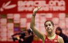 La española Carolina Marín saluda tras perder ante la tailandesa Pornpawee Chochuwong, en la final del Barcelona Spain Masters de bádminton que se disputa en Barcelona.