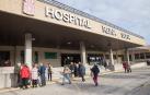 Numerosas personas en el acceso principal al Hospital Reina Sofía de Tudela, centro sanitario donde falleció Alfonso Medina.