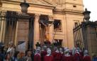 El Cristo Alzado sale ya de la Catedral.