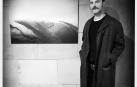 Gorka Beunza, ante una de las fotografías de la exposición Blanco en el hotel Maisonnave.