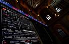 Un panel informativo muestra la evolución del IBEX 35 en el Palacio de la Bolsa en Madrid, este lunes.