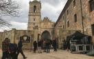 Exterior del Monasterio de Irache, inmerso este martes en los preparativos y ya con los decorados instalados.