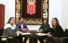 Unai Hualde con Amaia Leránoz, responsable de la Red Navarra de Lucha contra la Pobreza y la Exclusión Social, acompañada de Verónica Oliver y Edurne Redín, secretaria y secretaria técnica de la entidad.