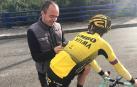 Jon Iriberri, con un corredor del Jumbo Visma  en una prueba a comienzo de temporada.