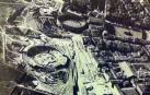 Foto antigua en la que se ven dos plazas de toros en Pamplona, una en construcción