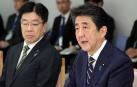 El primer ministro de Japón, Shinzo Abe, (derecha) en una rueda de prensa sobre el coronavirus