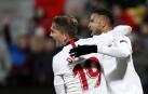 De Jong y En-Nesry celebran el gol del Sevilla.