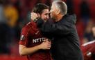 Constantin Paun-Alexandru, jugador del Cluj, consolado por su entrenador, Dan Petrescu.