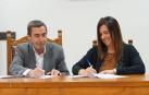 Juan Ramón Elorz y Maite López rubrican el convenio.