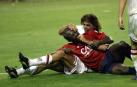 LA BATALLA CAMPAL DE 2004. La pelea entre jugadores dejó esta escena entre Pierre Webó y Javi Navarro.