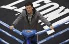 Joxe Vicente Eguzkiza es uno de los organizadores de la velada que acogerá mañana el Navarra Arena. Aquí, posa en el ring del pabellón.