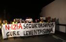 Más de mil personas reivindican en la N-121-A mejoras para el vial