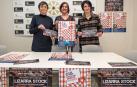 Loreto San Martín, gerente de la asociación; Estíbaliz Urdiáin,  de Caja Rural; y la comerciante Ana Benito.