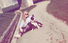 Laura Abellán junto a su Border Collie en los fosos de la Ciudadela.