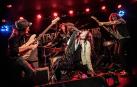 Stacie Collins, en un concierto junto al trío de músicos que le acompaña