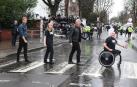El príncipe Enrique y Jon Bon Jovi posan para una foto en el mítico paso de cebra de Abbey Road con fines caritativos