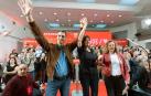El presidente del Gobierno, Pedro Sánchez, acompañado por la candidata a Lehendakari, Idoia Mendia (c) y la secretaria general de Álava, Cristina González, en Vitoria.