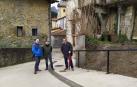 El alcalde de Betelu, Mikel Rekalde; el director general de Administración Local y Despoblación, Jesús María Rodríguez; y el arquitecto José Miguel Rodríguez visitan una de las calles renovadas de Betelu.